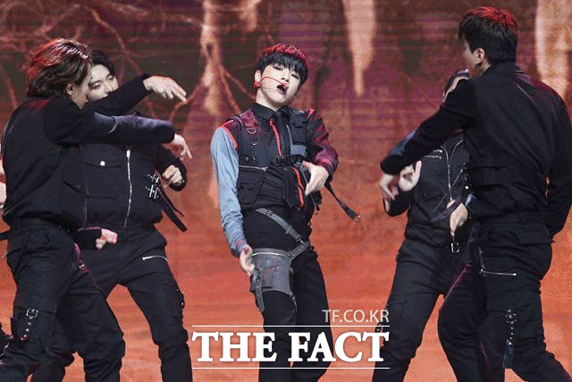 강다니엘은 2020 TMA에서 Adulthood(어덜트후드)와 깨워(Who U Are)을 열창했다. /이동률 기자