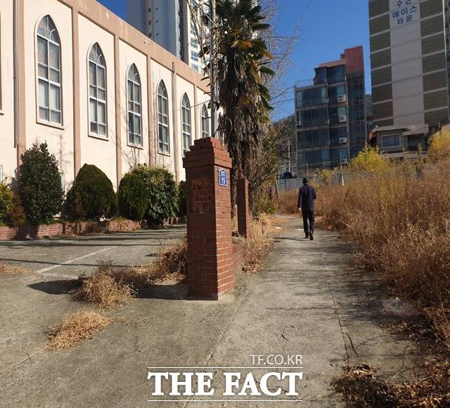 울산지법 김태흥 영장전담 부장판사는 11일 살인 등 혐의로 긴급체포된 A(59)씨에 대한 구속 전 피의자 심문(영장실질심사)을 진행한 뒤 영장을 발부했다. 사진은 사건이 발생한 경남 양산 중부동 소재 모 폐교회. /양산=강보금 기자