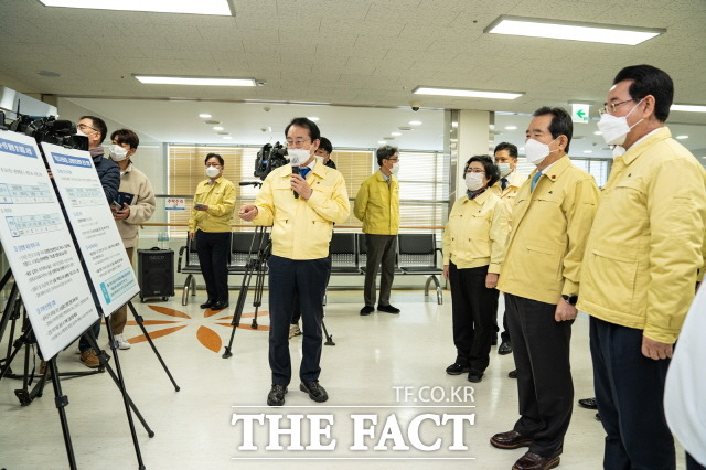 김종식 목포시장이 정세균 국무총리, 김영록 전남도지사에게 목포시의료원 운영 현황을 브리핑하고 있다./목포시 제공