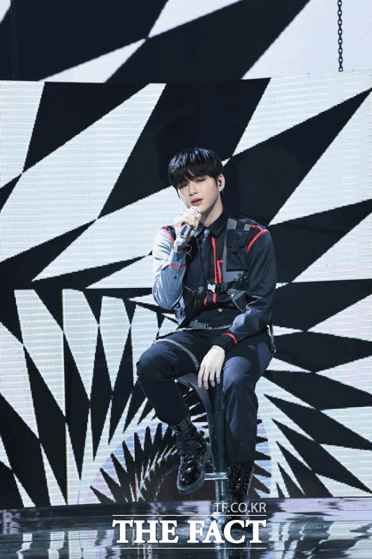 가수 강다니엘이 2020 TMA에서 올해에 아티스트 부문 상을 수상했다. /이동률 기자