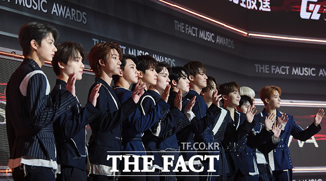 월드와이드 아이콘상을 수상한 그룹 세븐틴 멤버들이 팬들에게 감사 인사를 하고 있다./임영무 기자