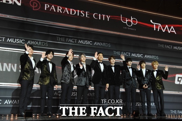 팬들의 인기를 꾸준하게 누리고 있는 슈퍼주니어 멤버들이 팬들에게 감사 인사를 하고 있다./남용희 기자