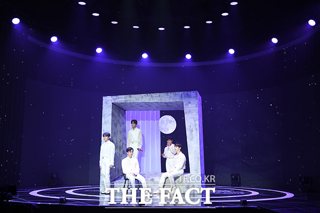 더팩트가 주최하고 팬앤스타(FAN N STAR)가 주관하는 2020 더팩트 뮤직 어워즈(THE FACT MUSIC AWARDS, TMA)가 12일 오후에 열려 그룹 뉴이스트가 멋진 무대를 펼쳐보이고 있다. /사진영상기획부