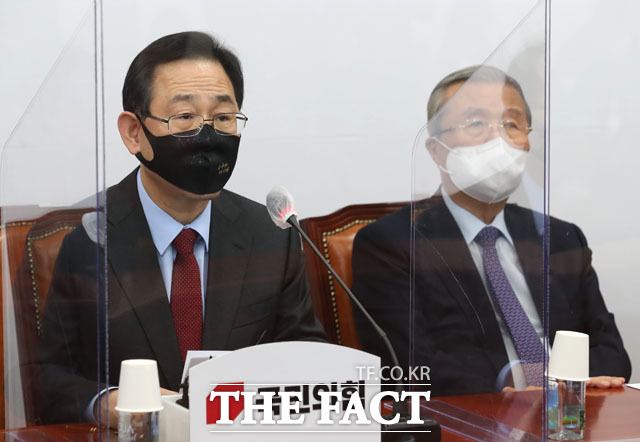 주호영 국민의힘 원내대표가 지난 10일 문재인 대통령에게 제안한 긴급 면담 요청을 청와대가 진정성이 없다라며 거부했다. 이에 대해 국민의힘은 민주당 정권의 두 전직 대통령을 소환해 고 김대중·노무현 전 대통령이 하늘에서 통탄할 일이라고 비판했다. 주 원내대표가 10일 오전 국회에서 열린 비상대책위원회의에서 발언하는 모습. /남윤호 기자