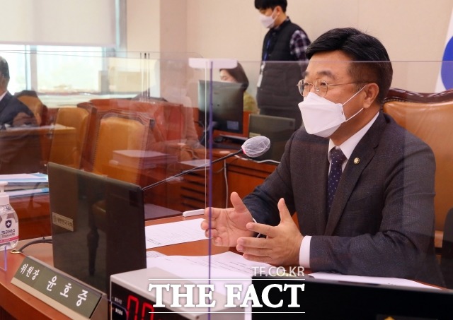 윤호중 더불어민주당 의원이 11일 윤석열 검찰총장이 공수처 조사 대상이 될 거란 주장에 공수처가 결정할 일이라고 선을 그었다. 지난 9일 법제사법위원회 전체회의에서 발언하는 윤 의원. /남윤호 기자