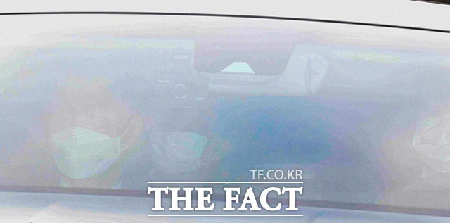 법무부 검사징계위원회를 앞둔 윤석열 검찰총장이 10일 오전 서울 서초구 대검찰청에 출근하기 위해 들어서고 있다. /임세준 기자