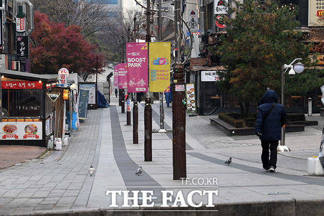 코로나19의 확진세가 지속되고 있는 10일 오전 인천 남동구 구월동 로데오거리가 한산한 모습을 보이고 있다./남용희 기자