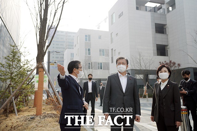 문재인 대통령이 11일 경기 화성시 LH 임대주택 100만호 기념단지인 동탄 공공임대주택에서 살고 싶은 임대주택 현장점검 위해 김현미(오른쪽) 국토교통부 장관과 국토교통부 장관 후보자인 변창흠 LH사장과 함께 이동하고 있다. /청와대 제공