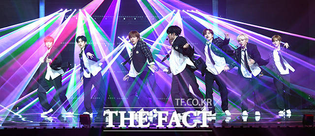 더팩트가 주최하고 팬앤스타(FAN N STAR)가 주관하는 2020 더팩트 뮤직 어워즈(THE FACT MUSIC AWARDS, TMA)가 12일 오후에 열려 그룹 크래비티가 화려한 무대를 펼치고 있다. /남윤호·이동률 기자