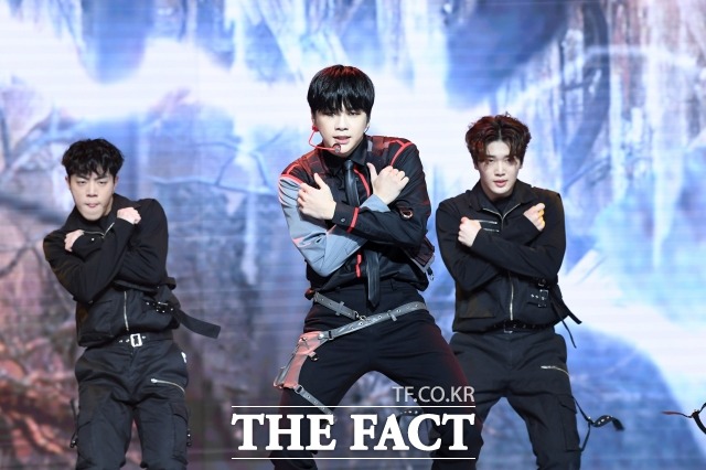 가수 강다니엘은 12일 열린 2020 더팩트 뮤직 어워즈에서 올해의 아티스트로 선정된 뒤 공연을 하고 있다. /남윤호 기자