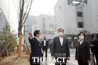  임대주택 방문한 文대통령, 변창흠에 '양과 질 확대'