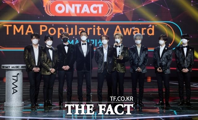 그룹 슈퍼주니어가 TMA 인기상 을 수상한 뒤 소감을 밝히고 있다./임세준 기자