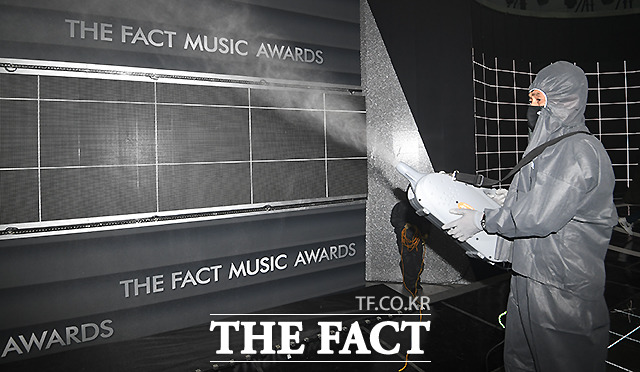 더팩트가 주최하고 팬앤스타가 주관하는 2020 더팩트 뮤직 어워즈(THE FACT MUSIC AWARDS, TMA)를 앞둔 12일 오전 관계자들이 내부 무대 방역을 하고 있다. /이새롬 기자