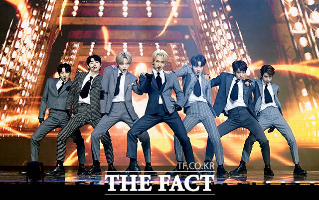 더팩트가 주최하고 팬앤스타(FAN N STAR)가 주관하는 2020 더팩트 뮤직 어워즈(THE FACT MUSIC AWARDS, TMA)가 12일 오후에 열려 그룹 엔하이픈이 멋진 무대를 펼쳐보이고 있다. /이선화 기자