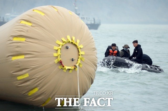 세월호 참사 당시 수색 구조 작업을 한 민간 잠수업체의 구조 비용을 국가가 부담해야한다는 법원의 판단이 나왔다. /임영무 기자