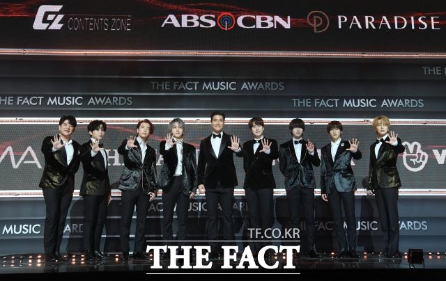 슈퍼주니어는 여유로운 표정으로 레드카펫 무대에 올랐다. 오랜만에 함께 무대에선 슈퍼주니어가 등장하자 온라인으로 지켜보던 팬들의 반응은 뜨겁게 달아올랐다./남용희 기자