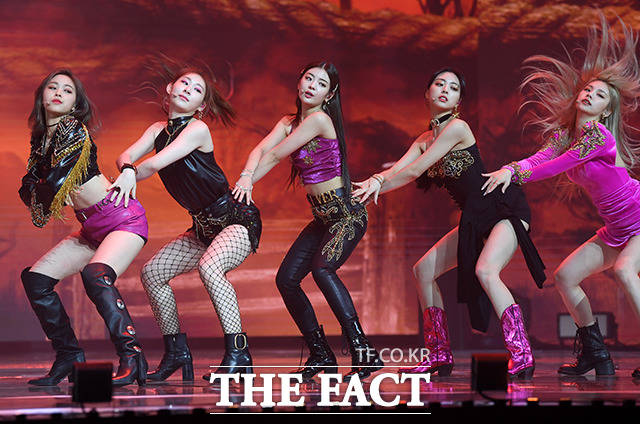 더팩트가 주최하고 팬앤스타(FAN N STAR)가 주관하는 2020 더팩트 뮤직 어워즈(THE FACT MUSIC AWARDS, TMA)가 12일 오후에 열려 걸그룹 ITZY(있지)가 멋진 무대를 선보이고 있다. /사진영상기획부