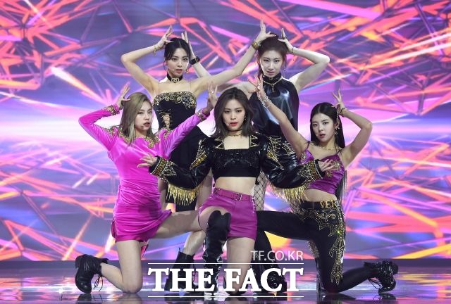 걸그룹 ITZY(있지)가 12일 오후 열린 2020 더팩트 뮤직 어워즈(THE FACT MUSIC AWARDS, TMA)에서 멋진 무대를 선보이고 있다. /이새롬 기자