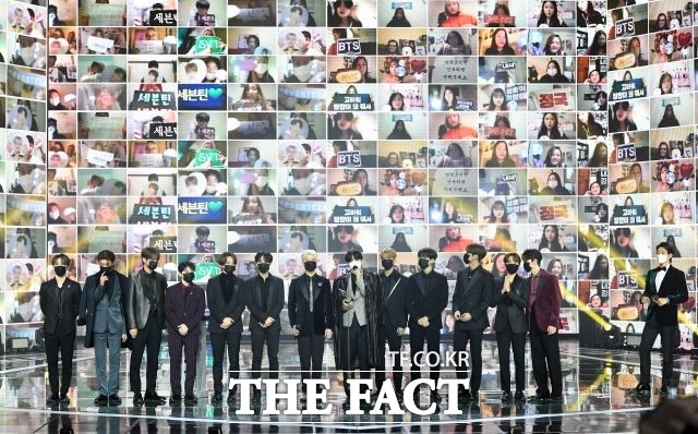 그룹 세븐틴은 12일 열린 2020 더팩트 뮤직 어워즈에서 월드 와이드 아이콘상을 받은 후 수상소감을 밝히고 있다. /남용희 기자