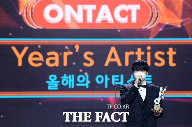 배우 박해진의 호명에 무대에 오른 강다니엘은 팬들에게 감사를 전하며 건강하세요라고 말했다. /남용희 기자