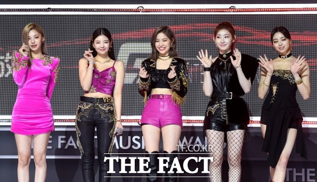 걸그룹 ITZY(있지) 멤버 예지, 리아, 류진, 채령, 유나(왼쪽부터)가 12일 오후 열린 2020 더팩트 뮤직 어워즈 레드카펫 행사에서 포즈를 취하고 있다. /이효균 기자