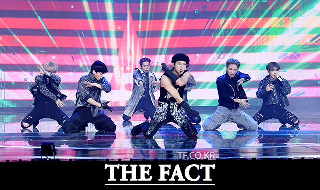 더팩트가 주최하고 팬앤스타(FAN N STAR)가 주관하는 2020 더팩트 뮤직 어워즈(THE FACT MUSIC AWARDS, TMA)가 12일 오후에 열려 그룹 에이티즈가 멋진 무대를 펼쳐보이고 있다. /이선화 기자