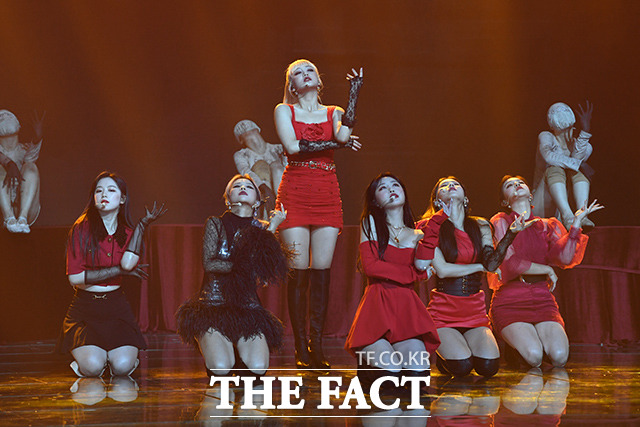 더팩트가 주최하고 팬앤스타(FAN N STAR)가 주관하는 2020 더팩트 뮤직 어워즈(THE FACT MUSIC AWARDS, TMA)가 12일 오후에 열려 그룹 (여자)아이들이 멋진 무대를 펼쳐보이고 있다. /사진영상기획부