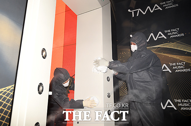 2020 더팩트 뮤직 어워즈 관계자들이 내부 무대 방역을 하고 있다. TMA는 정부의 방역지침을 준수하고 팬과 아티스트의 안전을 위해 온택트(비대면을 뜻하는 언택트(Untact)에 온라인 연결(On)을 더한 신조어) 방식으로 개최됐다. /이새롬 기자
