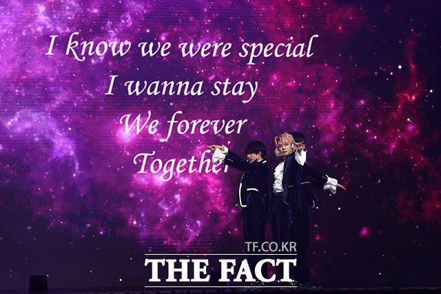 더팩트가 주최하고 팬앤스타(FAN N STAR)가 주관하는 2020 더팩트 뮤직 어워즈(THE FACT MUSIC AWARDS, TMA)가 12일 오후에 열려 그룹 투모로우바이투게더가 멋진 공연을 펼치고 있다. /사진영상기획부