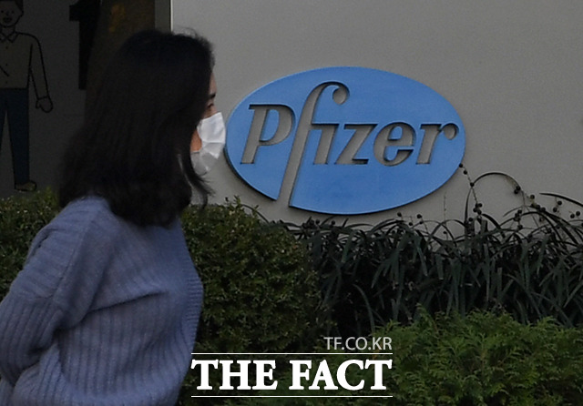 미국 식품의약국(FDA) 자문위원회가 국 화이자와 독일 바이오엔테크가 공동 개발한 신종 코로나바이러스 감염증(코로나19) 백신에 대한 긴급사용을 승인했다. /더팩트 DB