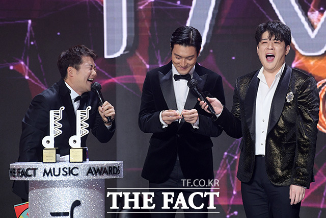 그룹 슈퍼주니어 멤버 최시원이 12일 열린 2020 더팩트 뮤직 어워즈에서 포춘쿠키를 선물로 받았다. /남용희 기자