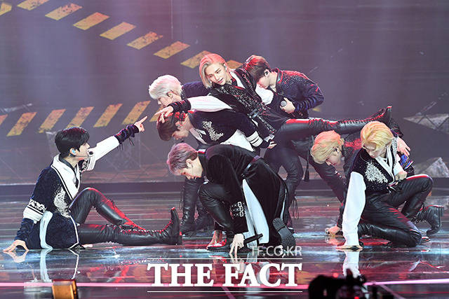더팩트가 주최하고 팬앤스타(FAN N STAR)가 주관하는 2020 더팩트 뮤직 어워즈(THE FACT MUSIC AWARDS, TMA)가 12일 오후에 열려 그룹 스트레이 키즈가 멋진 무대를 펼쳐보이고 있다. /사진영상기획부