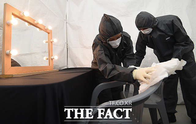 2020 더팩트 뮤직 어워즈 관계자들이 내부 대기실 방역을 하고 있다. 출연자 대기실은 개인별로 사용할 수 있도록 수백개의 방을 준비해서 제공함으로써 출연자들을 안심케 했다. /이새롬 기자