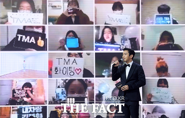 더팩트가 주최하고 팬앤스타(FAN N STAR)가 주관하는 2020 더팩트 뮤직 어워즈(THE FACT MUSIC AWARDS, TMA)가 12일 오후에 열려 최시원이 시상을 하고 있다. /사진영상기획부