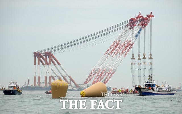 세월호 참사 당시 수색 구조 작업을 한 민간 잠수업체의 구조 비용을 국가가 부담해야한다는 법원의 판단이 나왔다. /임영무 기자