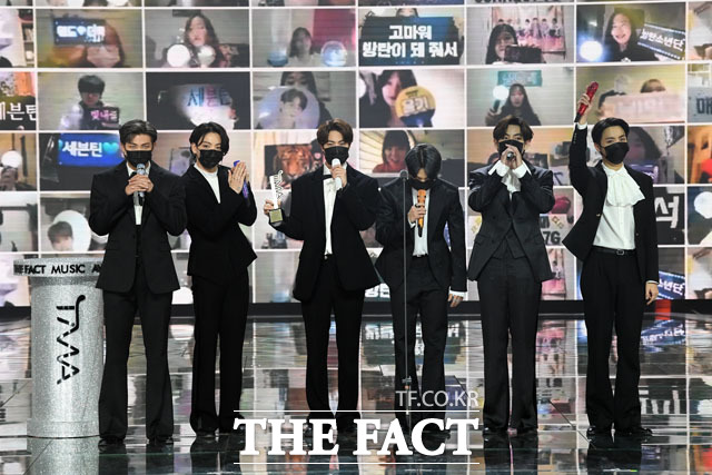 12일 더팩트가 주최하고 팬앤스타(FAN N STAR)가 주관하는 2020 더팩트 뮤직 어워즈(THE FACT MUSIC AWARDS, TMA)에서 그룹 방탄소년단이 월드와이드아이콘상을 수상했다. /남윤호 기자