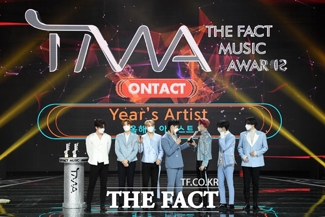 올해의 아티스트상 부문 수상한 그룹 GOT7(갓세븐).