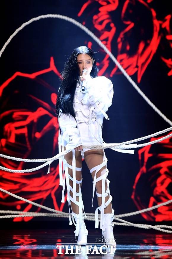 올해의 아티스트로 선정된 화사가 걸크러시 가득한 무대를 펼쳤다. /이선화 기자