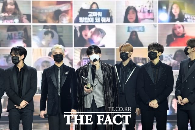 세븐틴이 시상식 무대에 올라 수상 소감을 전하고 있다. /남윤호 기자