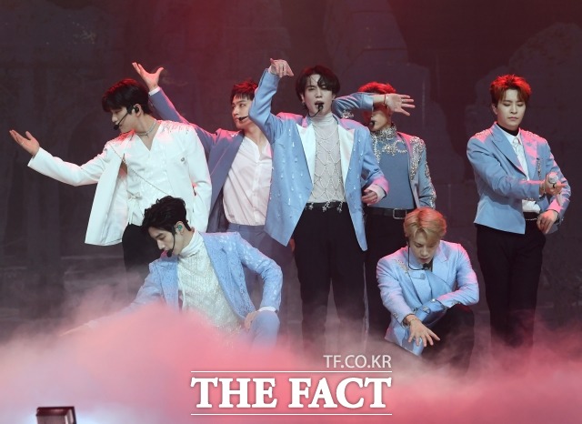 GOT7이 더팩트 뮤직 어워즈에서 올해의 아티스트 부문으로 수상의 영예를 안았다. GOT7이 무대에서 퍼포먼스를 선보이는 모습. /이효균 기자