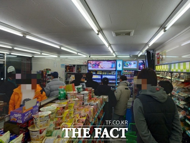 11일 저녁 부산진구의 한 편의점에 사회적 거리두기가 2단계로 격상돼 술집 영업이 오후 9시로 제한되자 집에서 술자리를 이어가기 위한 손님들의 행렬이 이어지고 있다. /부산=조탁만 기자