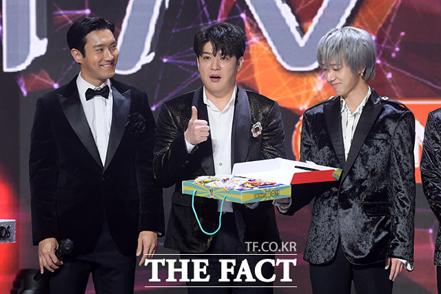 팬앤스타 초이스, 팬앤스타 최다득표상을 수상한 그룹 슈퍼주니어가 전현무의 깜짝 선물을 받고 놀란 표정을 짓고 있다. /남용희 기자