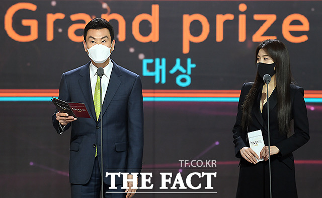 김상규 더팩트 대표(왼쪽)와 배우 하지원이 2020 더팩트 뮤직 어워즈 대상 수상자를 발표하고 있다./이새롬 기자