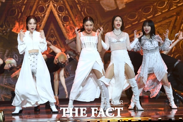 더팩트가 주최하고 팬앤스타(FAN N STAR)가 주관하는 2020 더팩트 뮤직 어워즈(THE FACT MUSIC AWARDS, TMA)에서 3회 연속 올해의 아티스트상을 수상한 그룹 마마무가 멋진 무대를 펼치고 있다. /남윤호 기자