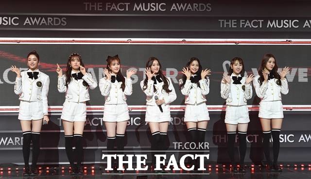 위클리가 팬들을 향해 손을 흔들며 미소짓고 있다. /남윤호 기자