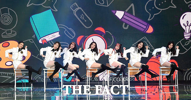 더팩트가 주최하고 팬앤스타(FAN N STAR)가 주관하는 2020 더팩트 뮤직 어워즈(THE FACT MUSIC AWARDS, TMA)가 12일 오후에 열려 그룹 위클리가 멋진 무대를 펼쳐보이고 있다. /남윤호 기자