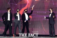 [2020 TMA] 방탄소년단, 대상 트로피를 번쩍!