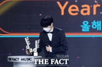 [2020 TMA] '올해의 아티스트' 트로피 들어올리는 강다니엘