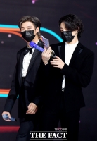 [2020 TMA] RM-정국, '대상 트로피를 빤~히'