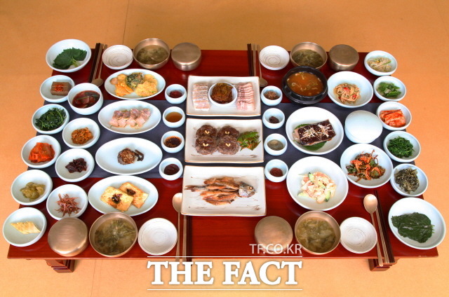 전남 담양군이 관광객의 입맛을 사로잡은 담양 10味와 별미 25종을 선정해 음식관광 활성화를 추진한다. 사진은 담양한정식/담양군 제공